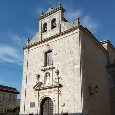 Fachada de iglesia de piedra con espadaña de dos campanas
