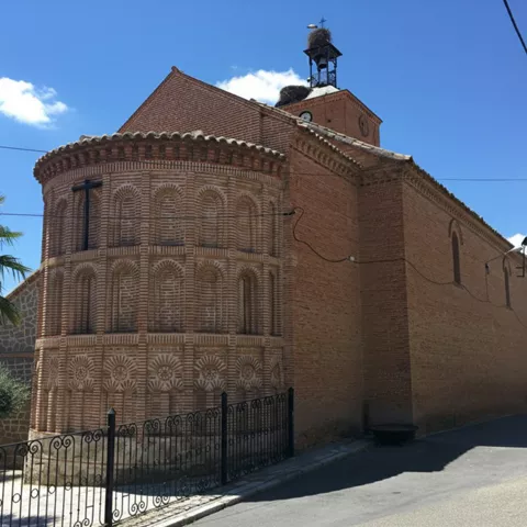 Iglesia de ladrillo con ábside semicircular decorado
