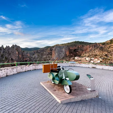 Mirador panorámico con vehículo expuesto y formaciones rocosas.