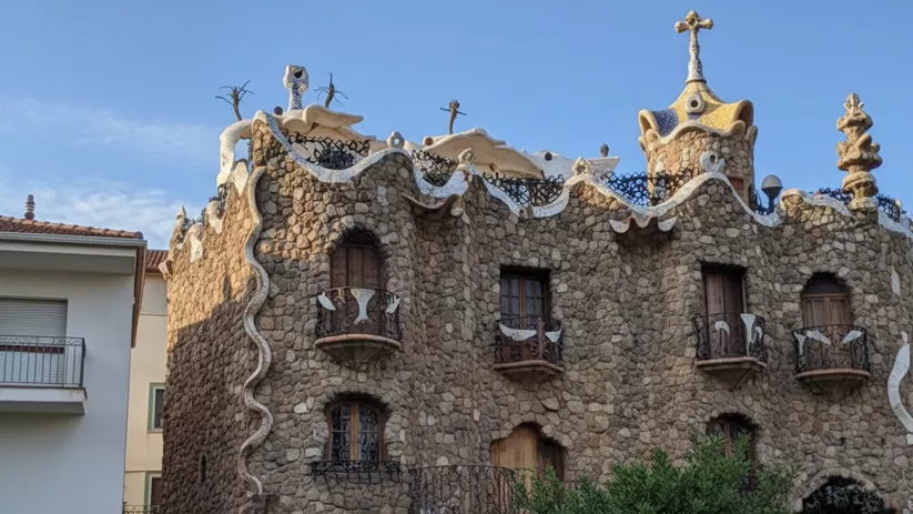 Casa inspirada en Gaudí en Rillo de Gallo