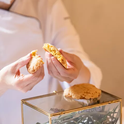 Galleta artesanal partida a mano