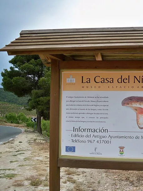 Cartel indicativo de la Casa de los Níscalos de Molinicos