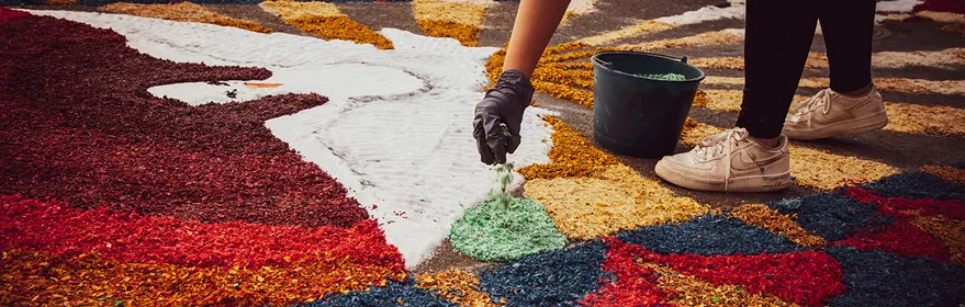 Engalanando la calle en el Corpus de Porzuna