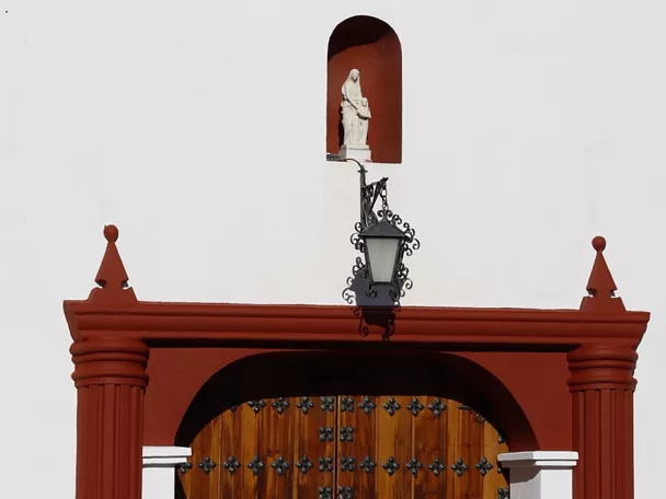 Detalle de la fachada de la ermita de Santa Ana en Campo de Criptana