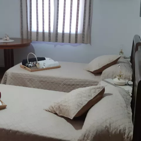 Habitación equipada con 2 camas de 90 y cama auxiliar de 90