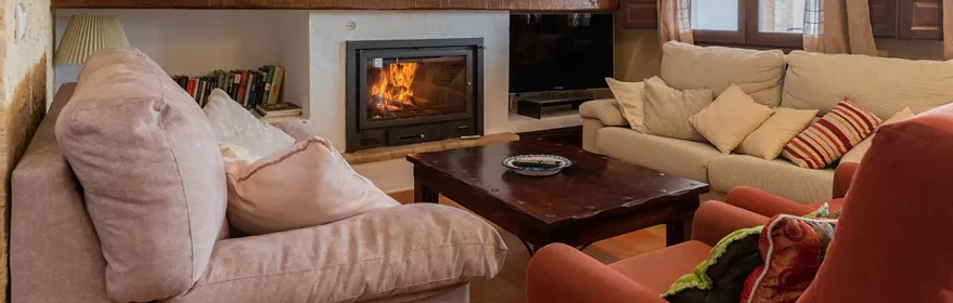 Salón con chimenea con vistas a la montaña