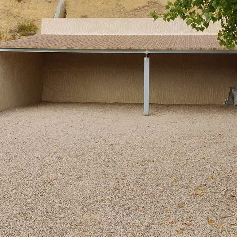 Zona de aparcamiento privado de la casa rural