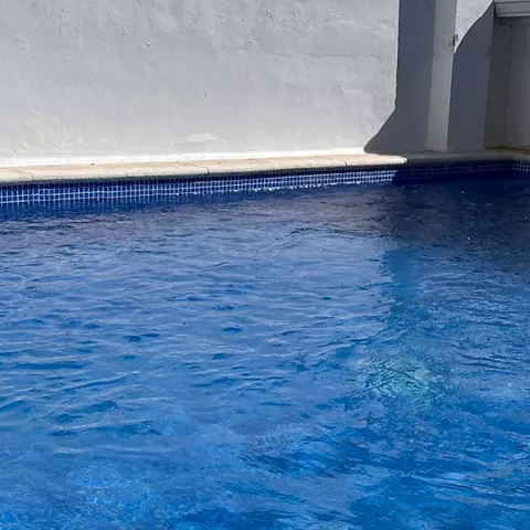 Piscina desde el patio o terraza privada exterior