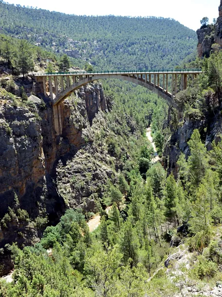 Puente en Santa Cruz de Moya, en la Reserva de la Biosfera Alto Turia