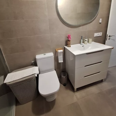 BAÑO CON AMPLIA DUCHA