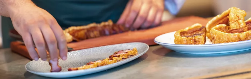 Antonio Navarro, chef del restaurante Essentia, emplatando una elaboración