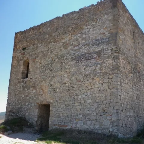 Imagen de la entrada a la torre del Homenaje abierta de su lado norte