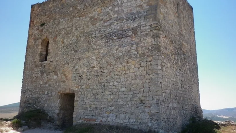 Imagen de la entrada a la torre del Homenaje abierta de su lado norte