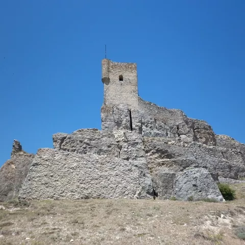 Imagen de la torre del Homenaje levantada en el lado sur de la fortaleza
