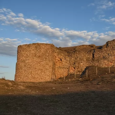 Fortaleza en ruinas bajo cielo azul