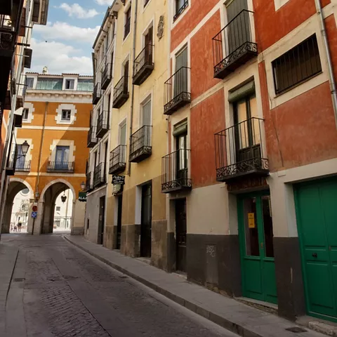 Fachadas coloridas en calle estrecha