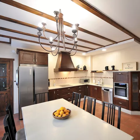 Una de las dos cocinas totalmente equipadas de Casa Rural Alma del Tajo, con frigorífico americano, horno, lavavajillas, microondas, cafetera y amplio espacio para preparar comidas en grupo.