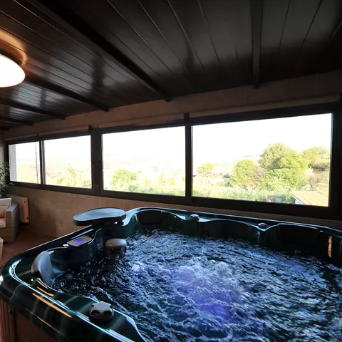 Jacuzzi privado climatizado con zona de descanso, disponible para disfrutar durante toda la estancia en Casa Rural Alma del Tajo, una casa rural de 5 estrellas en Toledo.