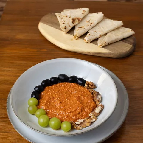 Acompañada de tortillas, nueces y uvas.