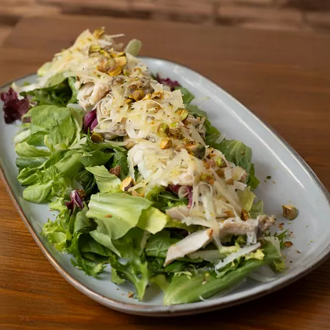 Con pollo escabechado acompañado de pistachos y crackers sin gluten