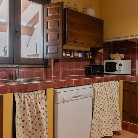 Cocina con menaje completo. Lavavajilas, microondas, lavadora, nevera.