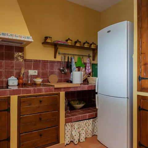 Cocina con menaje completo. Lavavajilas, microondas, tostador, nevera