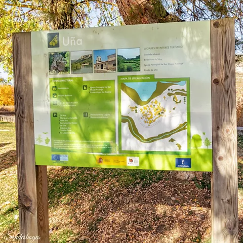 Panel informativo en la laguna de Uña