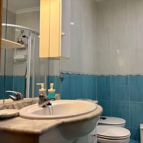 BAÑO CON DUCHA Y PRODUCTOS DE HIGIENE