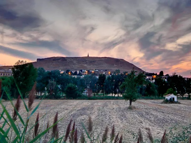 Vista desde la Estacion anocheciendo, Huete (Cuenca)