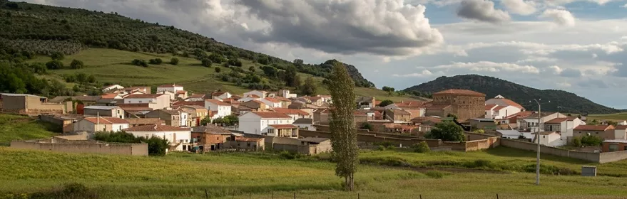 Vista panorámica del pueblo entre campos y colinas