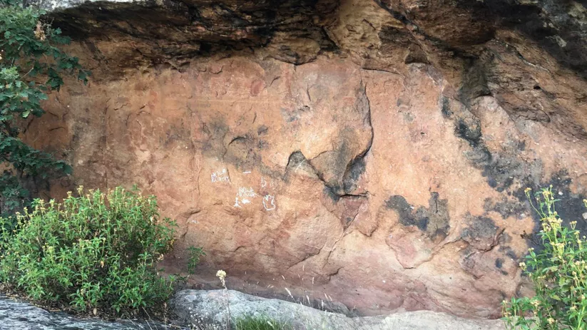 Pared rocosa con abrigo natural