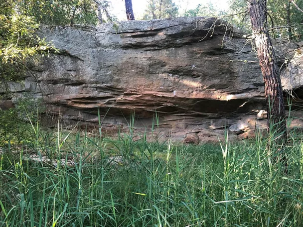 Abrigo rocoso en paisaje natural