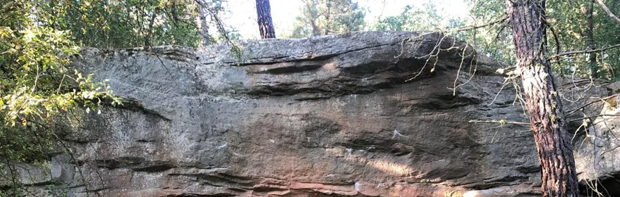 Abrigo rocoso en paisaje natural