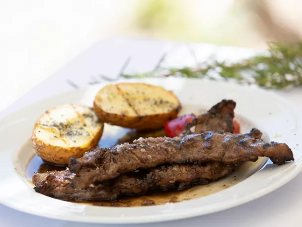 Plato de carne a la parrilla con patatas
