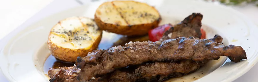 Plato de carne a la parrilla con patatas