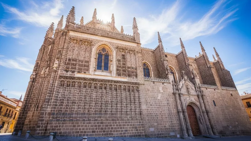 Fachada de gran templo histórico con arquitectura gótica