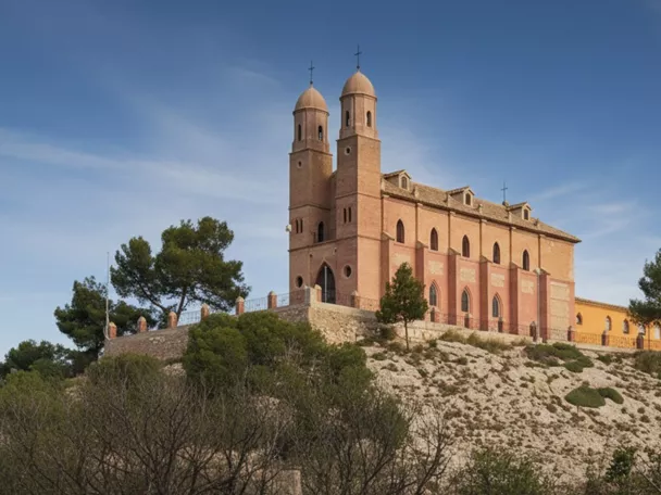 Iglesia situada en lo alto de un cerro con entorno natural