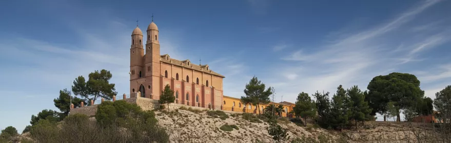 Iglesia situada en lo alto de un cerro con entorno natural
