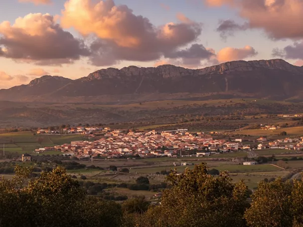 Vista panorámica del municipio con sierra al fondo al atardecer