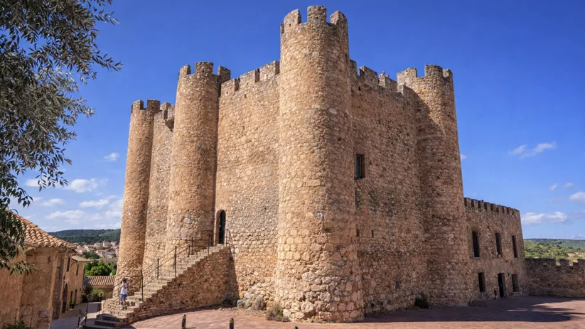 Castillo de piedra con torres almenadas