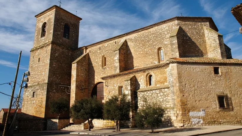 Iglesia de piedra con torre y volúmenes escalonados