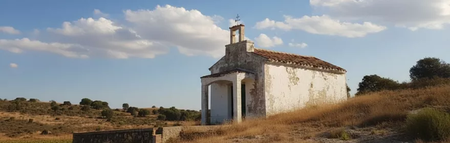 Ermita blanca aislada en paisaje rural