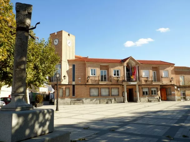 Plaza mayor con edificio municipal y torre del reloj