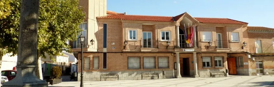 Plaza mayor con edificio municipal y torre del reloj
