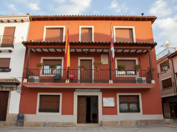 Fachada de edificio consistorial con balcones y banderas