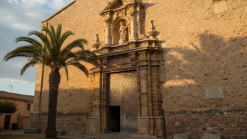 Iglesia parroquial con portada monumental de piedra
