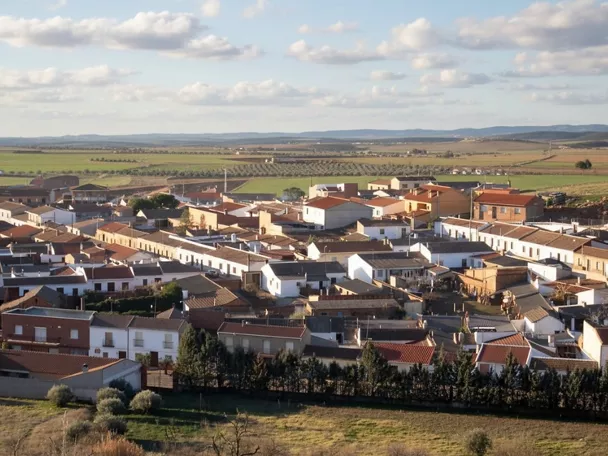 Vista panorámica del municipio entre campos de cultivo