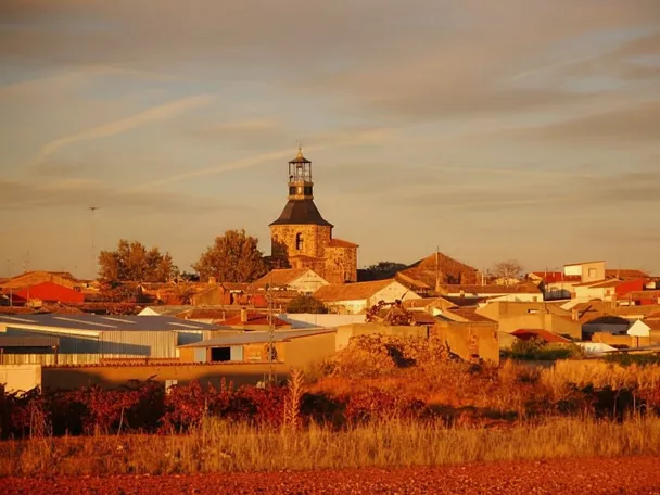 Vista del municipio al atardecer con iglesia destacada