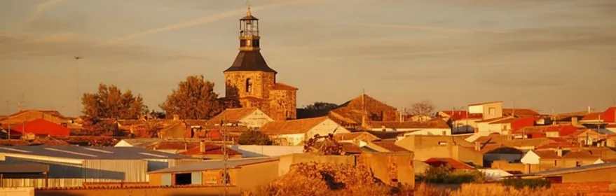 Vista del municipio al atardecer con iglesia destacada