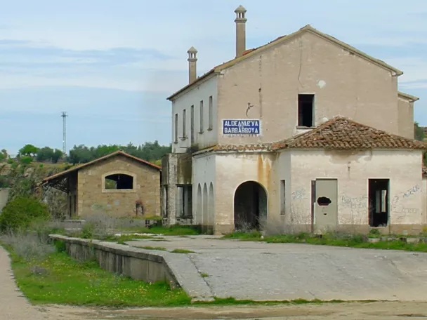 Antigua estación de tren abandonada junto a un camino natural